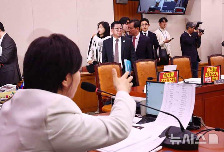 [서울=뉴시스] 김명년 기자 = 김형동 의원 등 조작기소 특위 국민의힘 의원들이 7일 국회에서 열린 '윤석열 정권 정치검찰 조작기소 의혹사건 진상규명' 국정조사특별위원회 전체회의에서 퇴장하고 있다. 2025.04.07. kmn@newsis.com