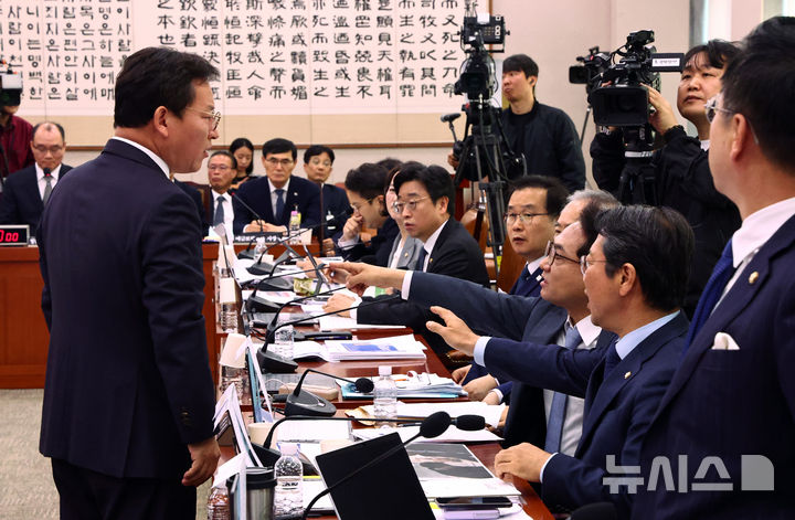 [서울=뉴시스] 김명년 기자 = 김형동 조작기소 특위 국민의힘 간사가 7일 국회에서 열린 '윤석열 정권 정치검찰 조작기소 의혹사건 진상규명' 국정조사특별위원회 전체회의에서 박선원 더불어민주당 의원과 설전을 벌이고 있다. 2025.04.07. kmn@newsis.com