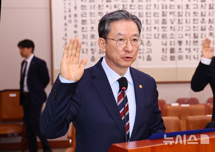 [서울=뉴시스] 김명년 기자 = 정성호 법무부 장관이 어린이날을 맞아 "아동학대와 가정폭력, 아동성범죄가 우리 사회에서 근절될 수 있도록 제도적 안전망을 촘촘히 구축하겠다"고 했다. 사진은 정 장관. 2026.05.05. kmn@newsis.com