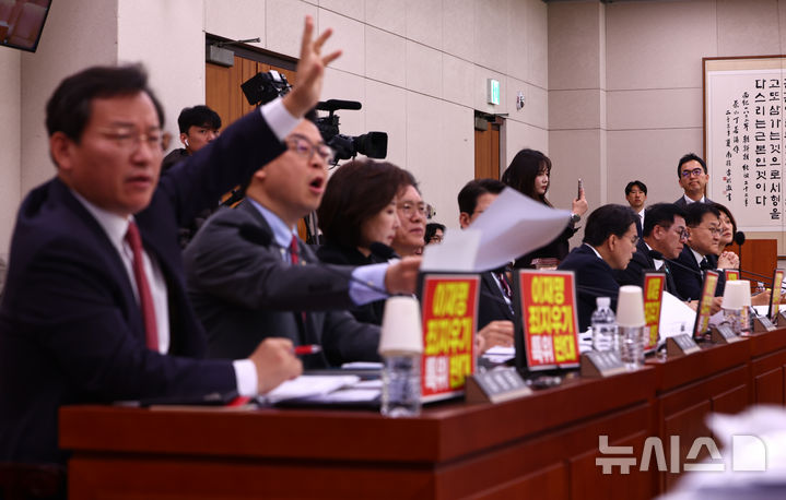 [서울=뉴시스] 김명년 기자 = 김형동 조작기소 특위 국민의힘 간사가 7일 국회에서 열린 '윤석열 정권 정치검찰 조작기소 의혹사건 진상규명' 국정조사특별위원회 전체회의에서 구자현 검찰총장 대행 업무보고 도중 의사진행발언을 요청하고 있다. 2025.04.07. kmn@newsis.com