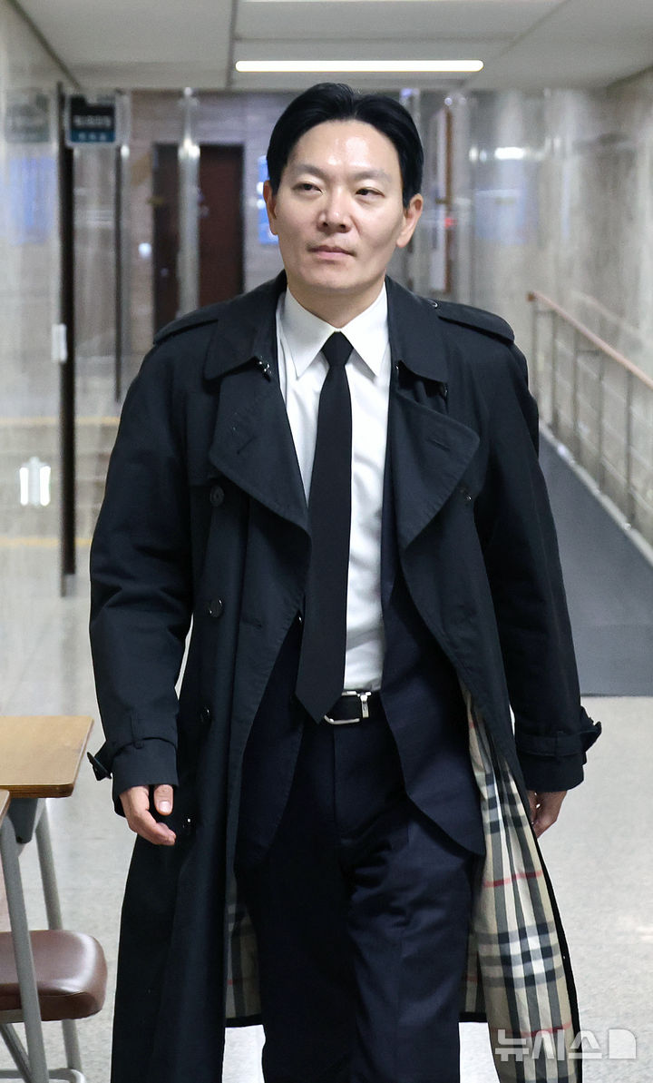 [서울=뉴시스] 김금보 기자 = 쌍방울 대북송금 사건 수사를 담당했던 박상용 인천지방검찰청 부부장검사가 7일 오전 서울 여의도 국회에서 열린 '이재명 죄지우기 국정조사 특위 국민의힘 위원단 주최 민주당의 공소취소 재판조작 진상규명 청문회'에 입장하고 있다. 2026.04.07. kgb@newsis.com