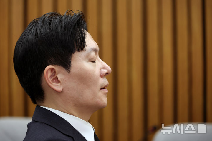 [서울=뉴시스] 김금보 기자 = 쌍방울 대북송금 사건 수사를 담당했던 박상용 인천지방검찰청 부부장검사가 7일 오전 서울 여의도 국회에서 열린 '이재명 죄지우기 국정조사 특위 국민의힘 위원단 주최 민주당의 공소취소 재판조작 진상규명 청문회'에서 눈을 감고 있다. 2026.04.07. kgb@newsis.com