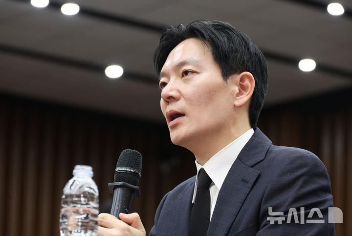 [서울=뉴시스] 김금보 기자 = 쌍방울 대북송금 사건 수사를 담당했던 박상용 인천지방검찰청 부부장검사가 7일 오전 서울 여의도 국회에서 열린 '이재명 죄지우기 국정조사 특위 국민의힘 위원단 주최 민주당의 공소취소 재판조작 진상규명 청문회'에서 질문에 답변을 하고 있다. 2026.04.07. kgb@newsis.com