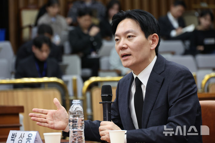 [서울=뉴시스] 김금보 기자 = 쌍방울 대북송금 사건 수사를 담당했던 박상용 인천지방검찰청 부부장검사가 7일 오전 서울 여의도 국회에서 열린 '이재명 죄지우기 국정조사 특위 국민의힘 위원단 주최 민주당의 공소취소 재판조작 진상규명 청문회'에서 질문에 답변을 하고 있다. 2026.04.07. kgb@newsis.com