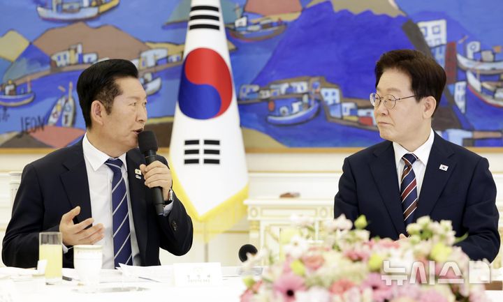 [서울=뉴시스] 최동준 기자 = 이재명 대통령이 7일 청와대에서 열린 여야정 민생경제협의체 회담 및 오찬에서 정청래 더불어민주당 대표의 발언을 듣고 있다. 2026.04.07. photocdj@newsis.com