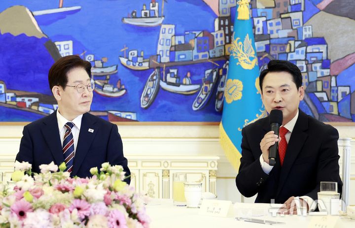 [서울=뉴시스] 최동준 기자 = 이재명 대통령이 7일 청와대에서 열린 여야정 민생경제협의체 회담 및 오찬에서 장동혁 국민의힘 대표의 발언을 듣고 있다. 2026.04.07. photocdj@newsis.com