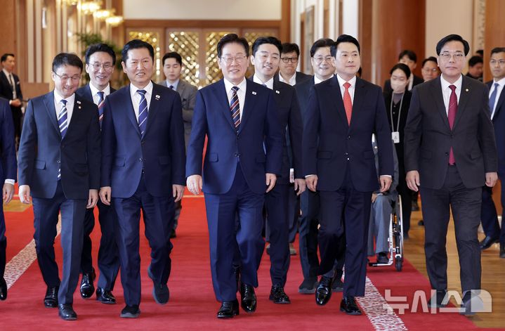 [서울=뉴시스] 최동준 기자 = 이재명 대통령이 7일 청와대에서 열린 여야정 민생경제협의체 회담 및 오찬에 김민석 국무총리, 강훈식 비서실장, 정청래 더불어민주당 대표, 장동혁 국민의힘 대표 등과 함께 입장하고 있다. 2026.04.07. photocdj@newsis.com