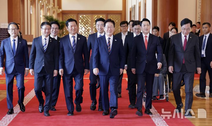 [서울=뉴시스] 최동준 기자 = 이재명 대통령이 7일 청와대에서 열린 여야정 민생경제협의체 회담 및 오찬에 김민석 국무총리, 강훈식 비서실장, 정청래 더불어민주당 대표, 장동혁 국민의힘 대표와 함께 입장하고 있다. 2026.04.07. photocdj@newsis.com