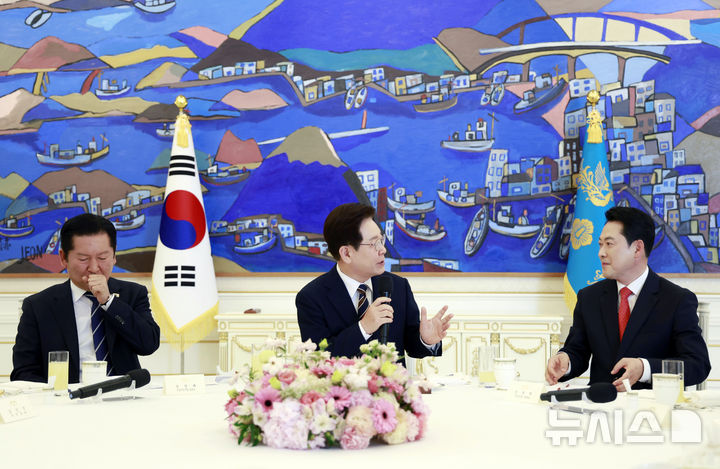 [서울=뉴시스] 최동준 기자 = 이재명 대통령이 7일 청와대에서 열린 여야정 민생경제협의체 회담 및 오찬에서 발언하고 있다. 왼쪽부터 정청래 더불어민주당 대표, 이 대통령, 장동혁 국민의힘 대표. 2026.04.07. photocdj@newsis.com