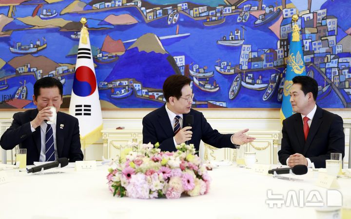 [서울=뉴시스] 최동준 기자 = 이재명 대통령이 7일 청와대에서 열린 여야정 민생경제협의체 회담 및 오찬에서 발언하고 있다. 왼쪽부터 정청래 더불어민주당 대표, 이 대통령, 장동혁 국민의힘 대표. 2026.04.07. photocdj@newsis.com