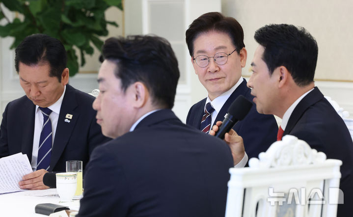 [서울=뉴시스] 최동준 기자 = 이재명 대통령이 7일 청와대에서 열린 여야정 민생경제협의체 회담 및 오찬에서 장동혁 국민의힘 대표 발언을 듣고 있다. 2026.04.07. photocdj@newsis.com