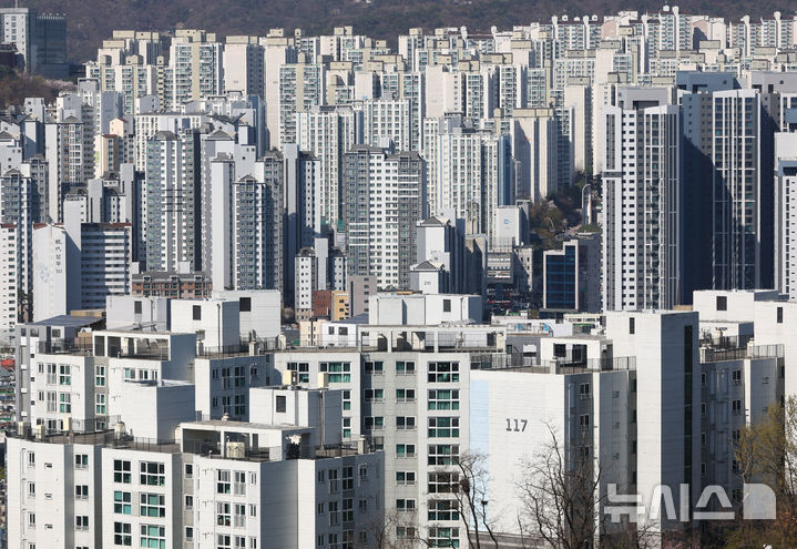 [서울=뉴시스] 황준선 기자 = 7일 서울 강북구 북서울 꿈의 숲 전망대에서 강북구 일대 아파트 단지가 보이고 있다.한국부동산원이 발표한 3월 다섯째 주(30일 기준) 주간 아파트 가격동향에 따르면 서울 강서구(0.27%), 성북구(0.27%), 관악구(0.26%), 노원구(0.24%), 구로구(0.24%) 등 중저가 단지가 많은 외곽지역에서 0.2%대 상승률을 기록하며 서울 집값 상승을 견인했다. 전세 매물 부족으로 전셋값이 지속적으로 오르면서 세입자들의 주거비 부담이 커진 데다, 다주택자 매물이 나오며 기존 호가보다 낮은 급매물이 등장하자 내 집 마련에 나선 실수요자들이 서울 외곽지역으로 몰리며 집값 상승 압력을 키우고 있다는 분석이다. 2026.04.07. hwang@newsis.com