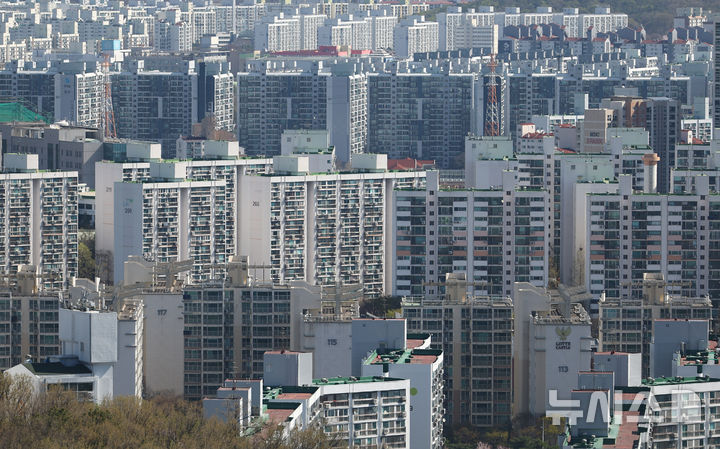 [서울=뉴시스] 황준선 기자 = 7일 서울 강북구 북서울 꿈의 숲 전망대에서 노원구 일대 아파트 단지가 보이고 있다.한국부동산원이 발표한 3월 다섯째 주(30일 기준) 주간 아파트 가격동향에 따르면 서울 강서구(0.27%), 성북구(0.27%), 관악구(0.26%), 노원구(0.24%), 구로구(0.24%) 등 중저가 단지가 많은 외곽지역에서 0.2%대 상승률을 기록하며 서울 집값 상승을 견인했다. 전세 매물 부족으로 전셋값이 지속적으로 오르면서 세입자들의 주거비 부담이 커진 데다, 다주택자 매물이 나오며 기존 호가보다 낮은 급매물이 등장하자 내 집 마련에 나선 실수요자들이 서울 외곽지역으로 몰리며 집값 상승 압력을 키우고 있다는 분석이다. 2026.04.07. hwang@newsis.com