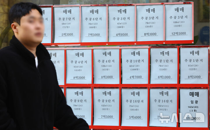 [서울=뉴시스] 황준선 기자 = 7일 서울 노원구의 한 부동산 중개 업소에 매물 광고가 게시돼 있다. 한국부동산원이 발표한 3월 다섯째 주(30일 기준) 주간 아파트 가격동향에 따르면 서울 강서구(0.27%), 성북구(0.27%), 관악구(0.26%), 노원구(0.24%), 구로구(0.24%) 등 중저가 단지가 많은 외곽지역에서 0.2%대 상승률을 기록하며 서울 집값 상승을 견인했다. 전세 매물 부족으로 전셋값이 지속적으로 오르면서 세입자들의 주거비 부담이 커진 데다, 다주택자 매물이 나오며 기존 호가보다 낮은 급매물이 등장하자 내 집 마련에 나선 실수요자들이 서울 외곽지역으로 몰리며 집값 상승 압력을 키우고 있다는 분석이다. 2026.04.07. hwang@newsis.com