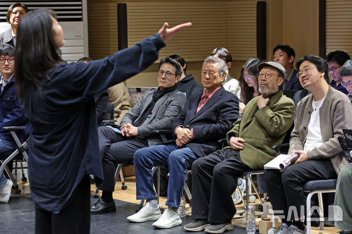 [서울=뉴시스] 박진희 기자 = 연극 '고도를 기다리며'를 통해 '연극내일기금'을 조성한 신구·박근형 배우와 정병국 한국문화예술위원회 위원장이 7일 서울 종로구 대학로예술극장에서 '2026 연극내일 프로젝트' 연습실 공개 행사에 참석하여 담소를 나누고 있다. '연극내일 프로젝트'는 청년 연극배우들이 창작부터 제작 전 과정을 경험하며 성장할 수 있게 기획한 한국문화예술위원회 프로그램이다. 2026.04.07. pak7130@newsis.com