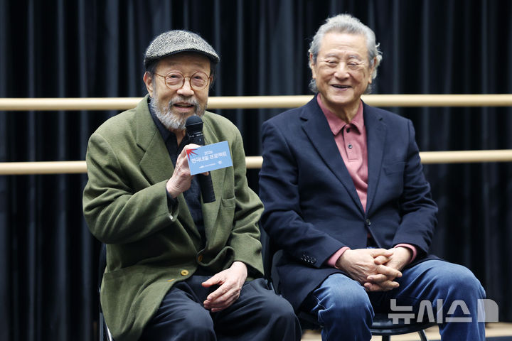 [서울=뉴시스] 박진희 기자 = 연극 '고도를 기다리며'를 통해 '연극내일기금'을 조성한 신구·박근형 배우가 7일 서울 종로구 대학로예술극장에서 '2026 연극내일 프로젝트' 선발된 작품에 참여하는 청년 배우들을 격려하고 있다. '연극내일 프로젝트'는 청년 연극배우들이 창작부터 제작 전 과정을 경험하며 성장할 수 있게 기획한 한국문화예술위원회 프로그램이다. 2026.04.07. pak7130@newsis.com