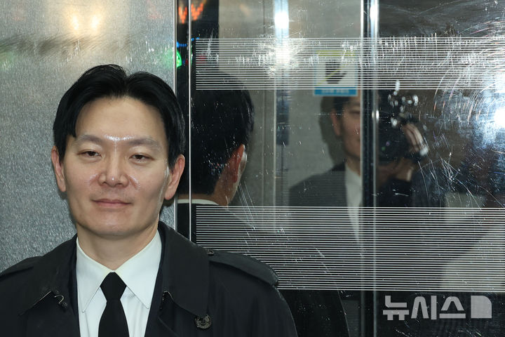 [서울=뉴시스] 고승민 기자 =  '쌍방울 대북 송금' 의혹 사건의 수사 책임자인 박상용 인천지검 부부장검사가 7일 서울 여의도 국회에서 열린 '이재명 죄지우기 국정조사 특위 국민의힘 위원단 주최 민주당의 공소취소 재판조작 진상규명 청문회'를 마친 뒤 엘리베이터에 탑승하고 있다. 2026.04.07. kkssmm99@newsis.com