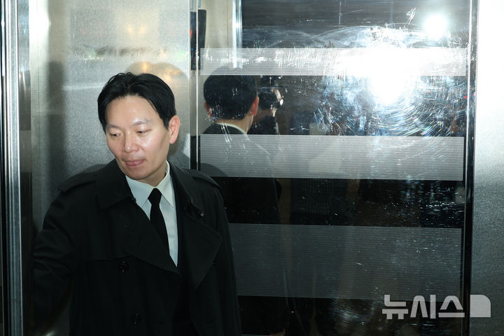 [서울=뉴시스] 고승민 기자 = '쌍방울 대북 송금' 의혹 사건의 수사 책임자인 박상용 인천지검 부부장검사가 7일 서울 여의도 국회에서 열린 '이재명 죄지우기 국정조사 특위 국민의힘 위원단 주최 민주당의 공소취소 재판조작 진상규명 청문회'를 마친 뒤 엘리베이터에 탑승하고 있다. 2026.04.07. kkssmm99@newsis.com