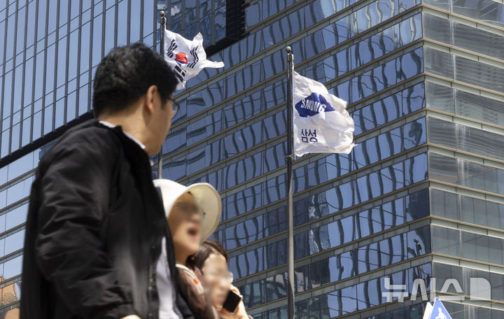 [서울=뉴시스] 김근수 기자 = 삼성전자가 올해 1분기 사상 최대 실적 달성한 7일 오후 서울 서초구 삼성전자 서초사옥에서 직원들이 이동하고 있다.삼성전자는 2026년 1분기 연결 기준 매출 133조원, 영업이익은 57조2000억원으로 잠정 집계됐다고 7일 공시했다. 지난해 4분기 매출 93조원, 영업이익 20조원에 이어 2분기 연속 기록을 경신했다. 전년 동기 대비 매출 68.06% 증가(전년 동기 79조1000억원), 영업이익 755.01% 증가(전년 동기 6조7000억원)다. 2026.04.07. ks@newsis.com