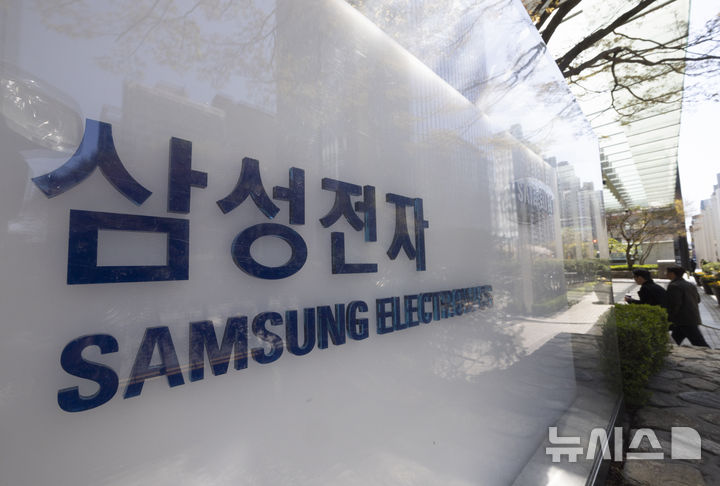 [서울=뉴시스] 김근수 기자 = 삼성전자가 올해 1분기 사상 최대 실적 달성한 7일 오후 서울 서초구 삼성전자 서초사옥 모습이 보이고 있다. 삼성전자는 2026년 1분기 연결 기준 매출 133조원, 영업이익은 57조2000억원으로 잠정 집계됐다고 7일 공시했다. 지난해 4분기 매출 93조원, 영업이익 20조원에 이어 2분기 연속 기록을 경신했다. 전년 동기 대비 매출 68.06% 증가(전년 동기 79조1000억원), 영업이익 755.01% 증가(전년 동기 6조7000억원)다. 2026.04.07. ks@newsis.com