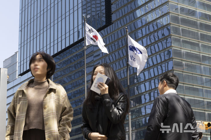 [서울=뉴시스] 김근수 기자 = 삼성전자가 올해 1분기 사상 최대 실적 달성한 7일 오후 서울 서초구 삼성전자 서초사옥에서 직원들이 이동하고 있다.삼성전자는 2026년 1분기 연결 기준 매출 133조원, 영업이익은 57조2000억원으로 잠정 집계됐다고 7일 공시했다. 지난해 4분기 매출 93조원, 영업이익 20조원에 이어 2분기 연속 기록을 경신했다. 전년 동기 대비 매출 68.06% 증가(전년 동기 79조1000억원), 영업이익 755.01% 증가(전년 동기 6조7000억원)다. 2026.04.07. ks@newsis.com