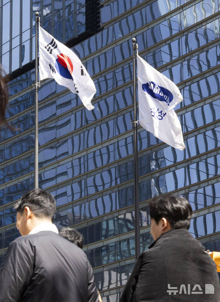 [서울=뉴시스] 김근수 기자 = 삼성전자가 올해 1분기 사상 최대 실적 달성한 7일 오후 서울 서초구 삼성전자 서초사옥에서 직원들이 이동하고 있다.삼성전자는 2026년 1분기 연결 기준 매출 133조원, 영업이익은 57조2000억원으로 잠정 집계됐다고 7일 공시했다. 지난해 4분기 매출 93조원, 영업이익 20조원에 이어 2분기 연속 기록을 경신했다. 전년 동기 대비 매출 68.06% 증가(전년 동기 79조1000억원), 영업이익 755.01% 증가(전년 동기 6조7000억원)다. 2026.04.07. ks@newsis.com