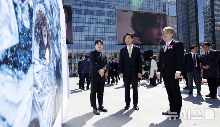 [서울=뉴시스] 김선웅 기자 = 염영남(오른쪽부터) 뉴시스 대표이사 사장, 오세훈 서울시장, 한국보도사진전 대상 수상자 뉴시스 정병혁 기자가 7일 서울 종로구 광화문광장에서 열린 제62회 한국보도사진전 '오늘의 보도사진, 내일의 역사가 되다' 개막식에서 대상 수상작 '폭설 속 대통령 퇴진 외치는 키세스 시위대' 사진을 관람하고 있다. 2026.04.07. mangusta@newsis.com