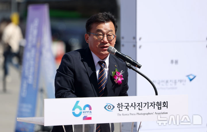 [서울=뉴시스] 김선웅 기자 = 박종현 한국기자협회장이 7일 서울 종로구 광화문광장에서 열린 제62회 한국보도사진전 '오늘의 보도사진, 내일의 역사가 되다' 개막식에서 축사를 하고 있다. 2026.04.07. mangusta@newsis.com