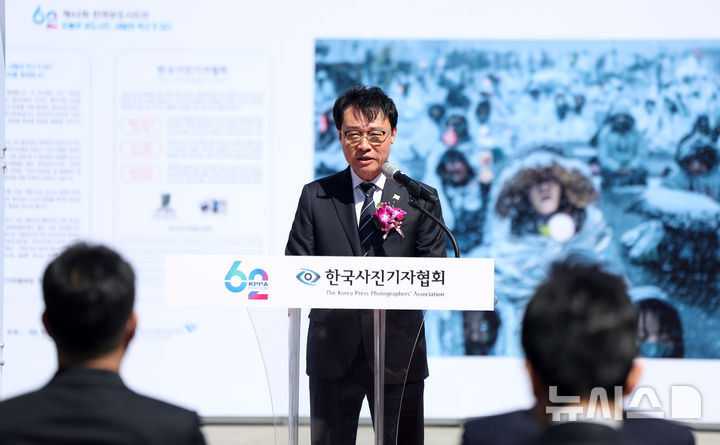 [서울=뉴시스] 김선웅 기자 = 이규연 청와대 홍보소통수석이 7일 서울 종로구 광화문광장에서 열린 제62회 한국보도사진전 '오늘의 보도사진, 내일의 역사가 되다' 개막식에서 이재명 대통령 축사를 대독하고 있다. 2026.04.07. mangusta@newsis.com