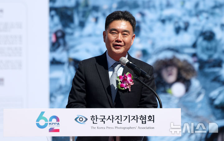 [서울=뉴시스] 김선웅 기자 = 이호재 한국사진기자협회장이 7일 서울 종로구 광화문광장에서 열린 제62회 한국보도사진전 '오늘의 보도사진, 내일의 역사가 되다' 개막식에서 인사말을 하고 있다. 2026.04.07. mangusta@newsis.com