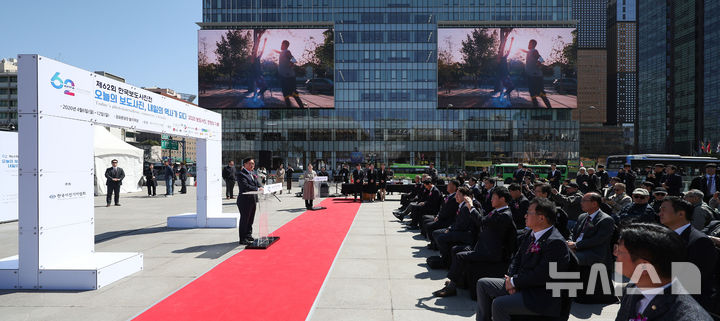 [서울=뉴시스] 김선웅 기자 = 우원식 국회의장이 7일 서울 종로구 광화문광장에서 열린 제62회 한국보도사진전 '오늘의 보도사진, 내일의 역사가 되다' 개막식에서 축사를 하고 있다. 2026.04.07. mangusta@newsis.com