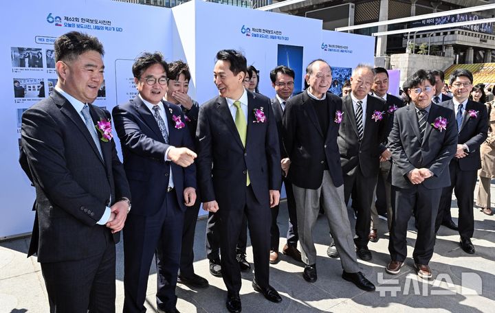 [서울=뉴시스] 사진공동취재단 = 이호재 한국사진기자협회장과 우원식 국회의장, 이준석 개혁신당 대표, 오세훈 서울시장 등 내빈들이 7일 서울 광화문광장 놀이마당에서 열린 제62회 한국 보도사진전 개막식을 마친 뒤 전시된 보도사진을 바라보고 있다. 2026.04.07. photo@newsis.com