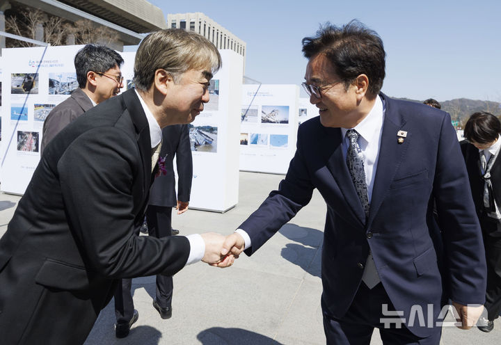 [서울=뉴시스] 김선웅 기자 = 염영남(왼쪽) 뉴시스 대표이사 사장과 우원식 국회의장이 7일 서울 종로구 광화문광장에서 열린 제62회 한국보도사진전 '오늘의 보도사진, 내일의 역사가 되다' 개막식에서 인사를 나누고 있다. 2026.04.07. mangusta@newsis.com