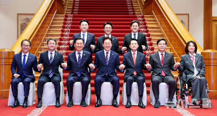 [서울=뉴시스] 최동준 기자 = 이재명 대통령이 7일 청와대에서 열린 여야정 민생경제협의체 회담 및 오찬에서 참석자들과 기념촬영을 하고 있다.앞줄 왼쪽부터 더불어민주당 강준현 수석대변인, 한병도 원내대표, 정청래 대표, 이 대통령, 국민의힘 장동혁 대표, 송언석 원내대표, 최보윤 수석대변인. 뒷줄 왼쪽부터 강훈식 비서실장, 김민석 국무총리, 홍익표 정무수석. 2026.04.07. photocdj@newsis.com