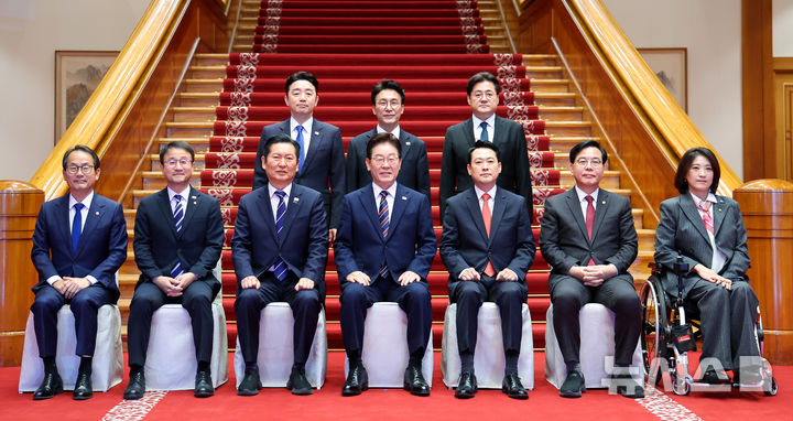 [서울=뉴시스] 최동준 기자 = 이재명 대통령이 7일 청와대에서 열린 여야정 민생경제협의체 회담 및 오찬에서 참석자들과 기념촬영을 하고 있다.앞줄 왼쪽부터 더불어민주당 강준현 수석대변인, 한병도 원내대표, 정청래 대표, 이 대통령, 국민의힘 장동혁 대표, 송언석 원내대표, 최보윤 수석대변인. 뒷줄 왼쪽부터 강훈식 비서실장, 김민석 국무총리, 홍익표 정무수석. 2026.04.07. photocdj@newsis.com