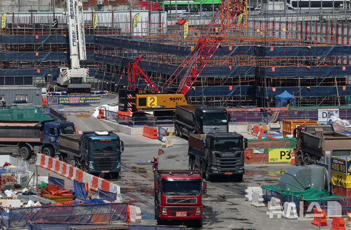 [서울=뉴시스] 이영환 기자 = 7일 오후 서울 시내의 한 공사현장이 보이고 있다. 중동 전쟁 장기화 여파로 나프타 기반 원자재 수급에 차질이 발생하면서 주요 자재 공급이 흔들려 국내 건설현장의 공정 전반이 멈출 수 있다는 우려가 커지고 있다. 2026.04.07. 20hwan@newsis.com