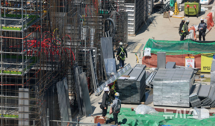 [서울=뉴시스] 이영환 기자 = 7일 오후 서울 시내의 한 공사현장이 보이고 있다.&nbsp; 중동 전쟁 장기화 여파로 나프타 기반 원자재 수급에 차질이 발생하면서 주요 자재 공급이 흔들려 국내 건설현장의 공정 전반이 멈출 수 있다는 우려가 커지고 있다. 2026.04.07. 20hwan@newsis.com