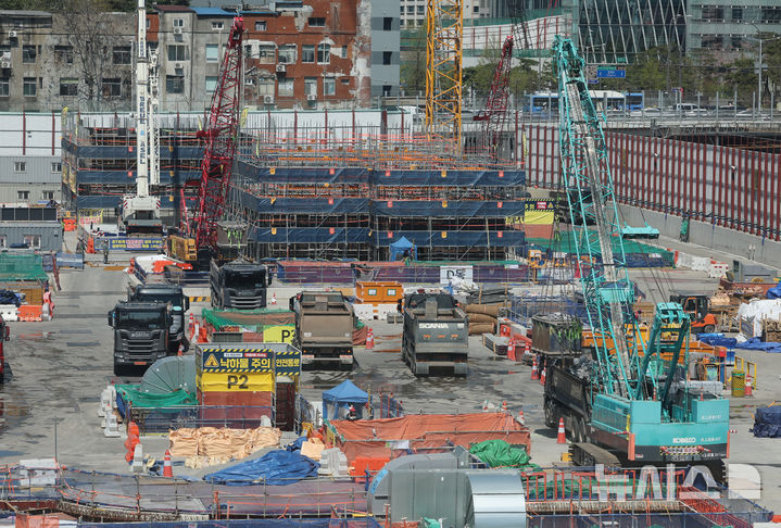 [서울=뉴시스] 지난 7일 오후 서울 시내의 한 공사현장이 보이고 있다. photo@newsis.com
