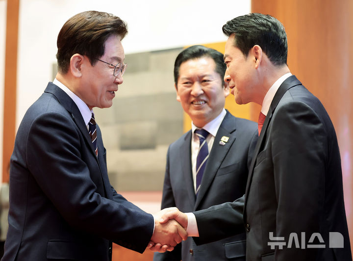 [서울=뉴시스] 최동준 기자 = 이재명 대통령이 7일 청와대에서 열린 여야정 민생경제협의체 회담 및 오찬에서 장동혁 국민의힘 대표와 악수하고 있다. 2026.04.07. photocdj@newsis.com