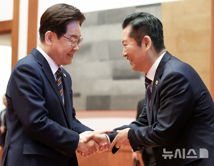 [서울=뉴시스] 최동준 기자 = 이재명 대통령이 7일 청와대에서 열린 여야정 민생경제협의체 회담 및 오찬에서 정청래 더불어민주당 대표와 악수하고 있다. 2026.04.07. photocdj@newsis.com