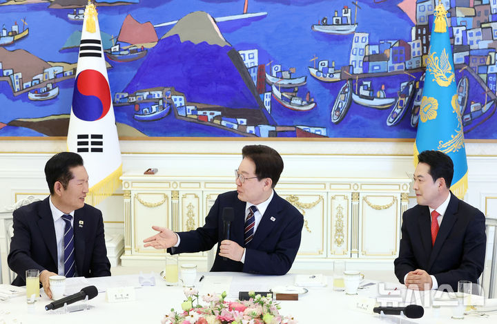 [서울=뉴시스] 최동준 기자 = 이재명 대통령이 7일 청와대에서 열린 여야정 민생경제협의체 회담 및 오찬에서 발언하고 있다. 2026.04.07. photocdj@newsis.com