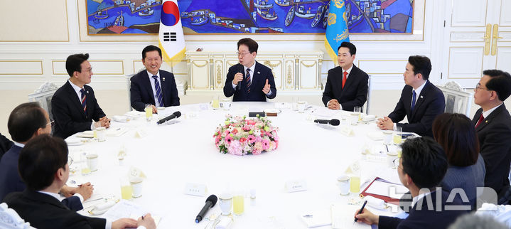 [서울=뉴시스] 최동준 기자 = 이재명 대통령이 7일 청와대에서 열린 여야정 민생경제협의체 회담 및 오찬에서 발언하고 있다. 2026.04.07. photocdj@newsis.com