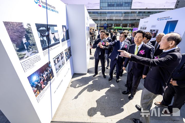 [서울=뉴시스] 사진공동취재단 = 이호재 한국사진기자협회장, 우원식 국회의장, 오세훈 서울시장 등 내빈들이 7일 서울 종로구 광화문 광장에서 열린 제62회 한국보도사진전 '오늘의 보도사진, 내일의 역사가 되다'에서 작품을 관람하고 있다. 2026.04.07. photo@newsis.com