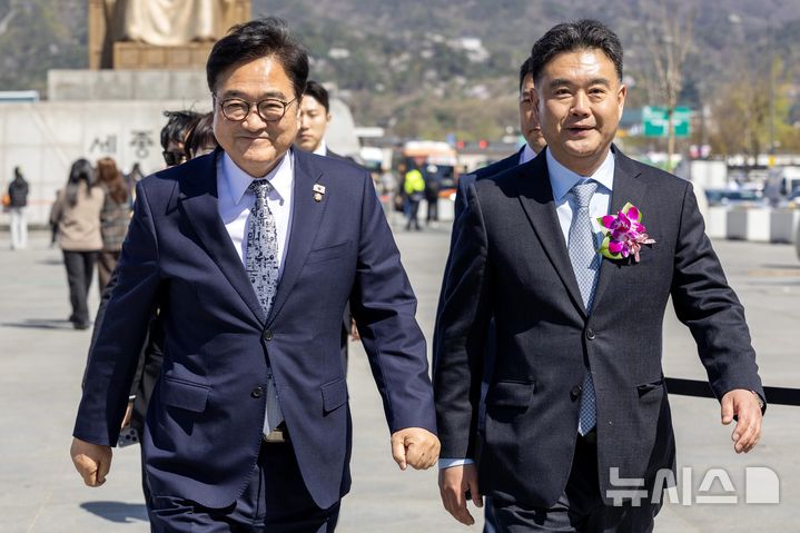 [서울=뉴시스] 사진공동취재단 = 우원식 국회의장과 이호재 한국사진기자협회장이 7일 서울 종로구 광화문 광장에서 열린 제62회 한국보도사진전 '오늘의 보도사진, 내일의 역사가 되다' 개막식에 참석하고 있다. 2026.04.07. photo@newsis.com