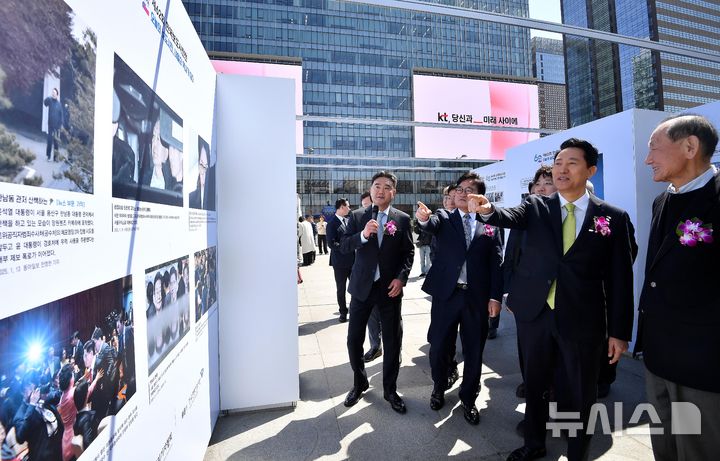 [서울=뉴시스] 사진공동취재단 = 이호재 한국사진기자협회장, 우원식 국회의장, 오세훈 서울시장, 이준석 개혁신당 대표 등 내빈들이 7일 서울 종로구 광화문 광장에서 열린 제62회 한국보도사진전 '오늘의 보도사진, 내일의 역사가 되다'를 관람하고 있다. 2026.04.07. photo@newsis.com