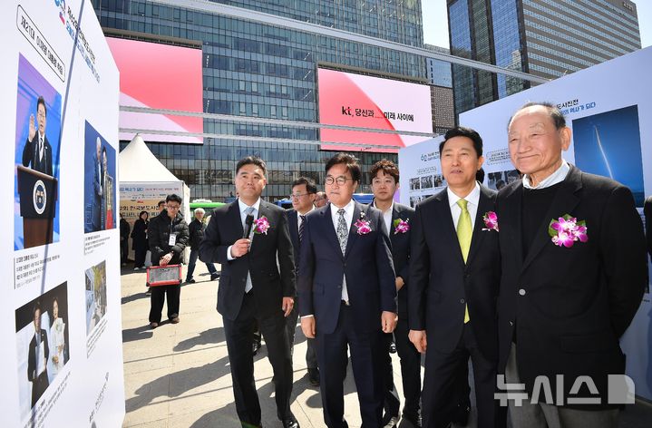 [서울=뉴시스] 사진공동취재단 = 이호재 한국사진기자협회장, 우원식 국회의장, 오세훈 서울시장, 이준석 개혁신당 대표 등 내빈들이 7일 서울 종로구 광화문 광장에서 열린 제62회 한국보도사진전 '오늘의 보도사진, 내일의 역사가 되다'를 관람하고 있다. 2026.04.07. photo@newsis.com