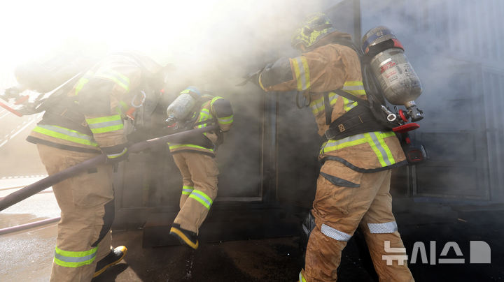 [칠곡=뉴시스] 화재진압. 사진은 기사 내용과 관련 없음. (사진=뉴시스 DB)