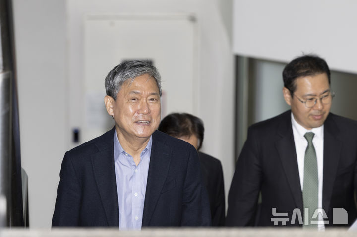 [서울=뉴시스] 김근수 기자 = 검찰이 드라마 제작사 '바람픽쳐스'를 고가에 인수한 혐의로 재판에 넘겨져 1심에서 무죄를 선고받은 김성수 카카오엔터테인먼트(카카오엔터) 전 대표에게 항소심에서 징역 10년을 구형했다. 2026.04.28. ks@newsis.com