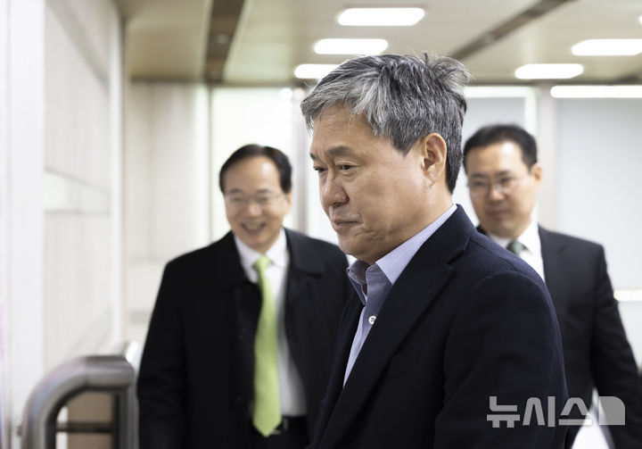 [서울=뉴시스] 김근수 기자 = 사진은 ‘배임혐의’를 받는 김성수 전 카카오엔터테인먼트 대표가 지난달 7일 서울 서초구 서울고등법원에서 열린 항소심 속행 공판에 출석하는 모습. 2026.05.24. ks@newsis.com