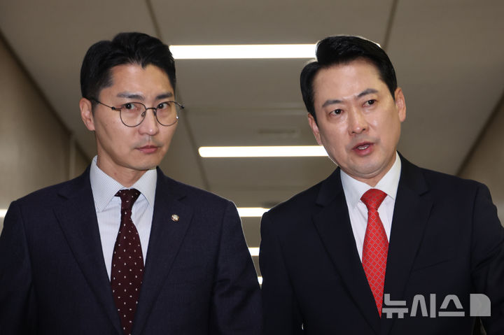 [서울=뉴시스] 김금보 기자 = 장동혁 국민의힘 대표와 비서실장인 박준태 의원이 7일 오후 서울 여의도 국회에서 논의하며 이동하고 있다. 2026.04.07. kgb@newsis.com
